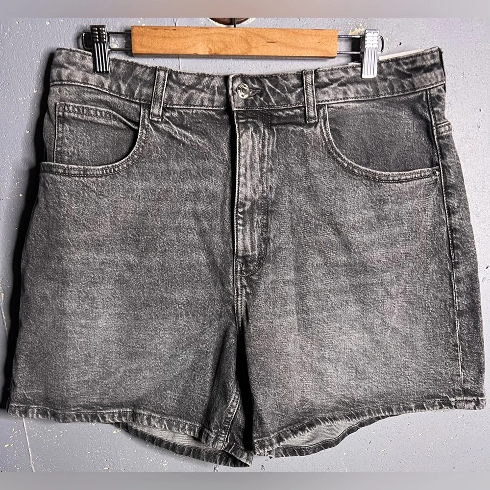 ZARA MOM HIGH RISE SHORTS in BLACK WASHED COLOR. SIZE 14. NWT